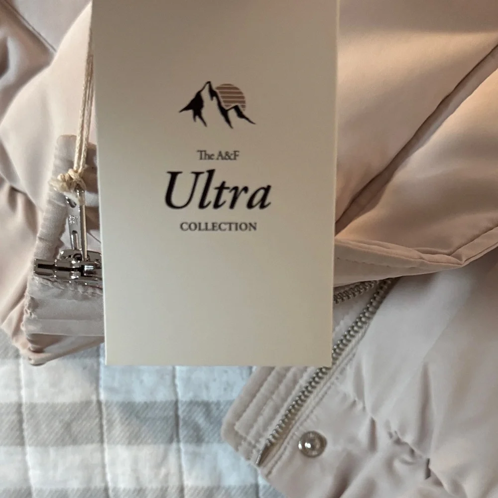 Abercrombie & Fitch Women's Beige Puffer Jacket - Picture 14 of 15
